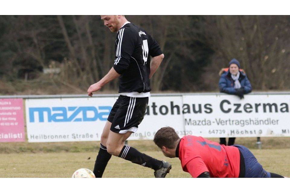 Daniel Breitwieser (VfL Michelstadt) hat Mümling-Grumbachs Torwart Konstantin Katzenmayer ausgespielt und schiebt zum 0:1 ein. Endstand im Pokalspiel: 0:2.	Foto: Herbert Krämer