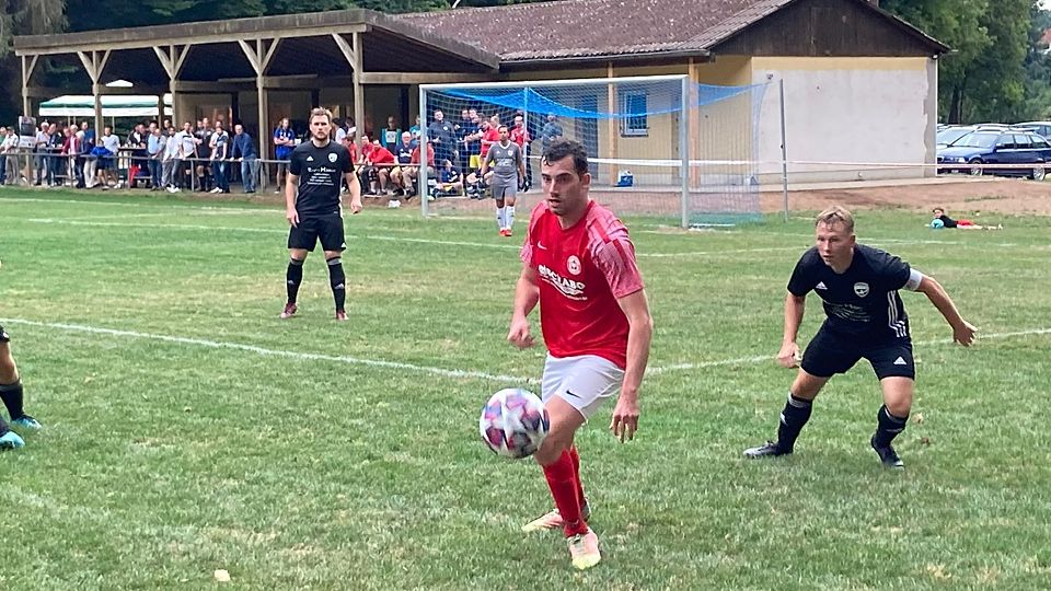 Hatte einige gute Offensivaktionen, blieb aber im Abschluss ohne Fortune: Echtersbachs Angreifer Niklas Schellen (links, hier gegen Neidenbachs Timo Adams). 