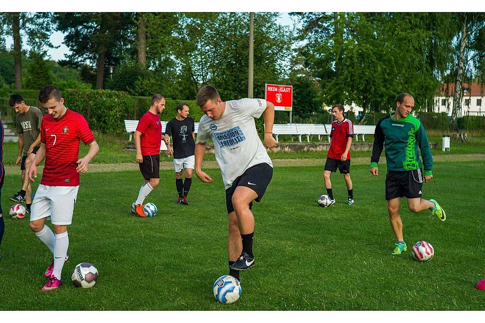 Arbeit am Ball: Die Fußballer des FSV Preußen Bad Saarow stimmen sich auf die neue Aufgabe Landesklasse Ost ein. Dafür trainiert der Aufsteiger zweimal in der Woche.Foto: MOZ/Jörn Tornow