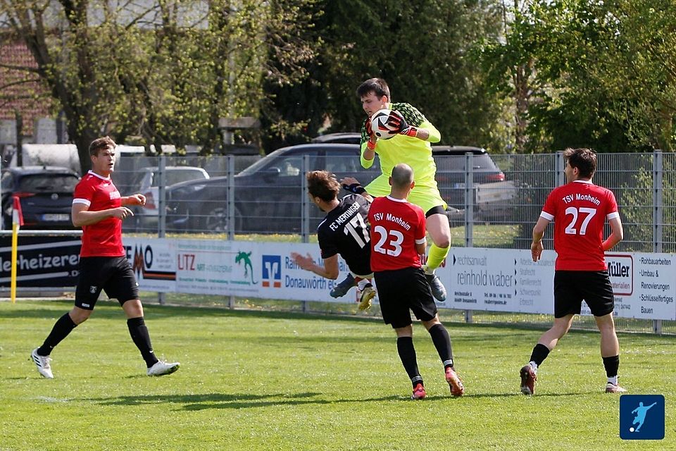 Monheims Keeper Michael Ferber war wieder mal schneller und schnappte sich den Ball vor Mertingens Kevin Schwark.