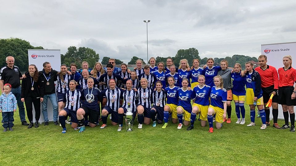 Die Finalteams mit der Kreispokalsiegermannschaft des Buchholzer FC II (weiß-blaue Trikots) und dem 2. Sieger, dem VfL Maschen (blaue Trikots, gelbe Hosen).