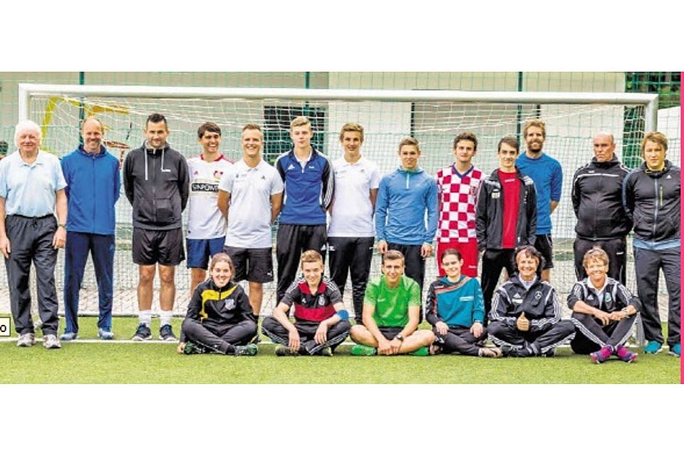 Fit für die Zukunft: Barbara Schwinn, die Beauftragte für den Schulfußball (untere Reihe rechts) lobte das Miteinander der Teilnehmer am C-Lizenz-Kurs. Foto: privat