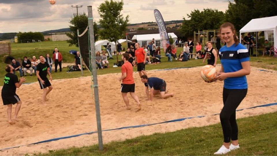 Chiara Hahn kann auch in der fußballlosen Zeit nicht ohne Ball sein, so wie beim Beachvolleyball-Turnier in Vockenrod.