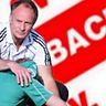 Werner Pfeuffer musste bei seinem letzten Auftritt als Bezirksliga-Trainer Spieler trösten - hoffentlich bleibt ihm das bei seinem Antritt beim SV Mosbach im Sommer erspart. (F.: Gross / Grafik: FuPa)