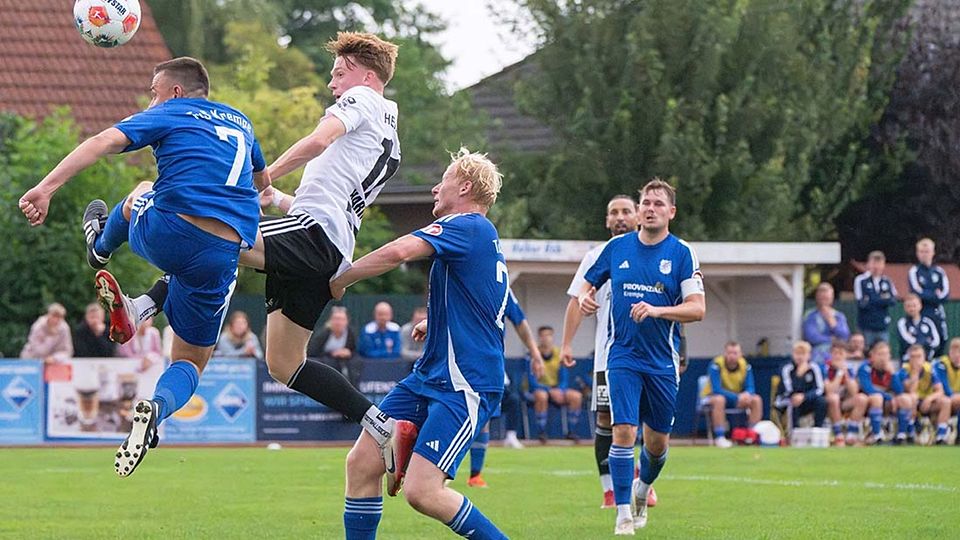 Fantastischer Luftkampf zwischen Mathis Harms (HeiderSV), 7Moritz Piennig (TuS Krempe) und Rowan Strüven (re.).