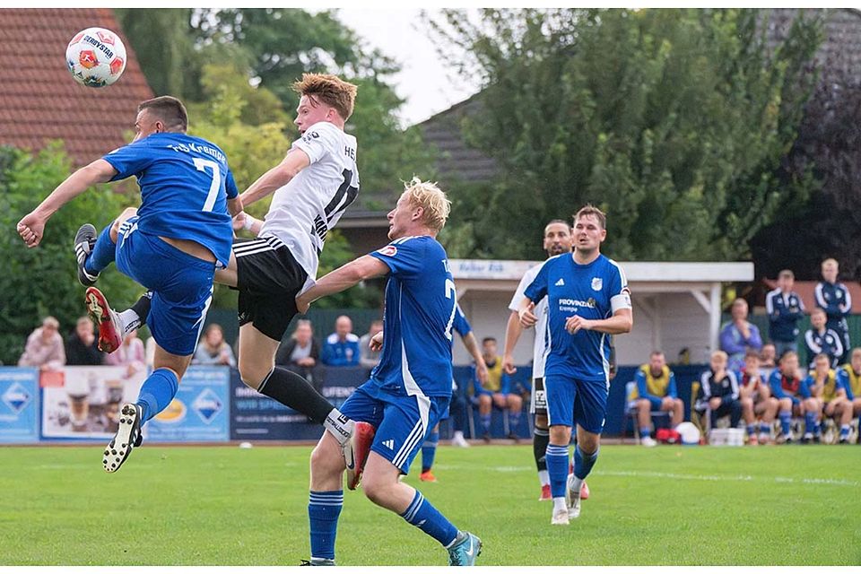 Fantastischer Luftkampf zwischen Mathis Harms (HeiderSV), 7Moritz Piennig (TuS Krempe) und Rowan Strüven (re.). Fantastischer Luftkampf zwischen Mathis Harms (HeiderSV), 7Moritz Piennig (TuS Krempe) und Rowan Strüven (re.).