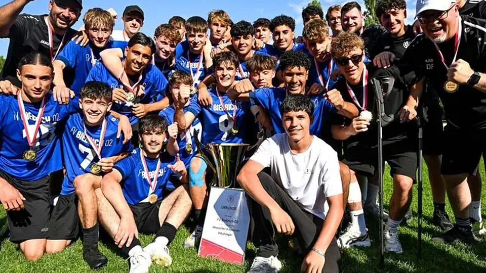 Die U19 von Biebrich 02 feiert den Hessenpokalsieg.
