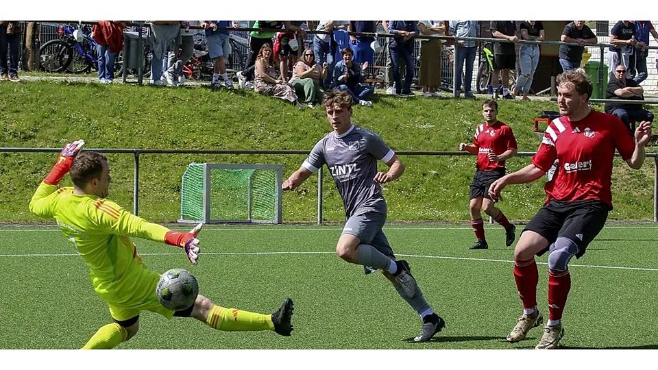 Eisemroths Kolja Wegner (M.) bringt sein Team früh auf die Siegerstraße und lässt Sinn/Hörbachs Keeper Nico Steubing keine Abwehrchance. Zu spät kommt SG-Akteur Luc Richter (re.). Eisemroths Kolja Wegner (M.) bringt sein Team früh auf die Siegerstraße und lässt Sinn/Hörbachs Keeper Nico Steubing keine Abwehrchance. Zu spät kommt SG-Akteur Luc Richter (re.). © Lorenz Pietzsch