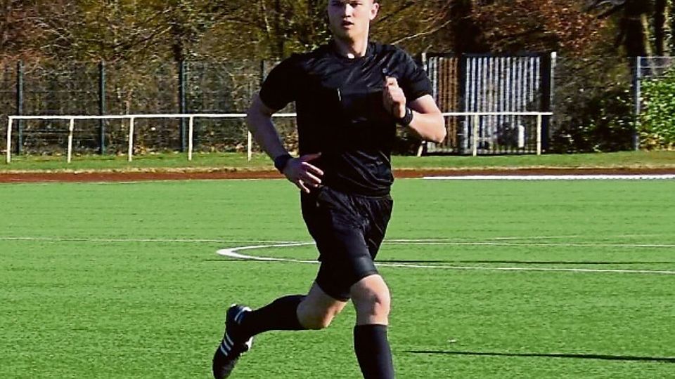 Julian Bergmann aus Bramsche leitet in der Junioren-Bundesliga auch überregionale Spiele.