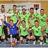Mission erfolgreich abgeschlossen: Rainer Koch (links hinten) und die Spieler des FC Stätzling freuten sich über ihre gelungene Titelverteidigung bei der Landkreis-Endrunde in Dasing.  Foto: Reinhold Rummel