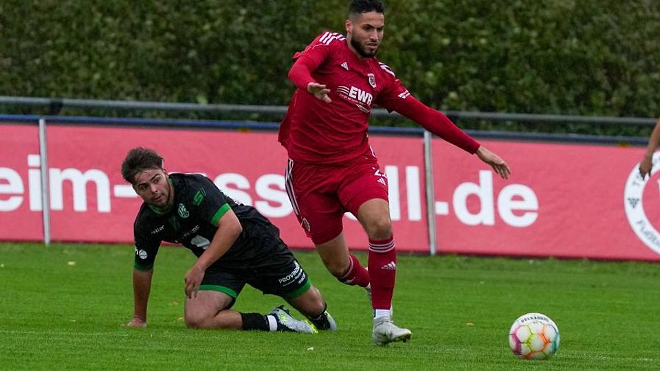 Durchgesetzt: Pfeddersheims Belel Meslem (rot) lässt seinen Kontrahenten vom FV Engers links liegen und hat dabei nur Augen für den Ball.