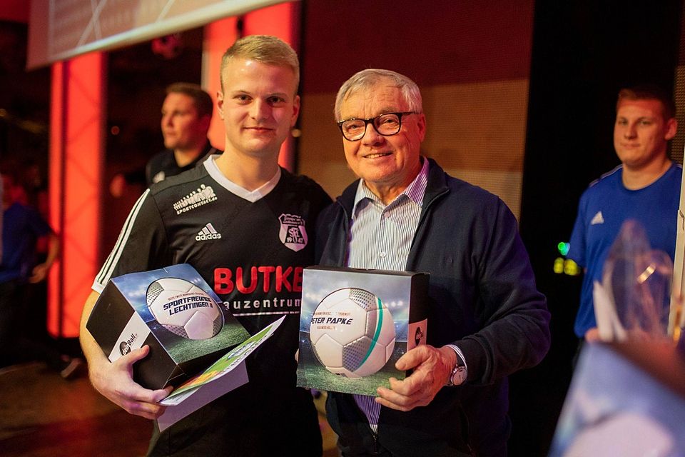 Simon Büldt (links) wurde mit seiner Mannschaft "Reserveteam des Jahres". Peter Papke (rechts) erhielt den Sonderpreis für sein Engagement beim Hollager Pfingstturnier.