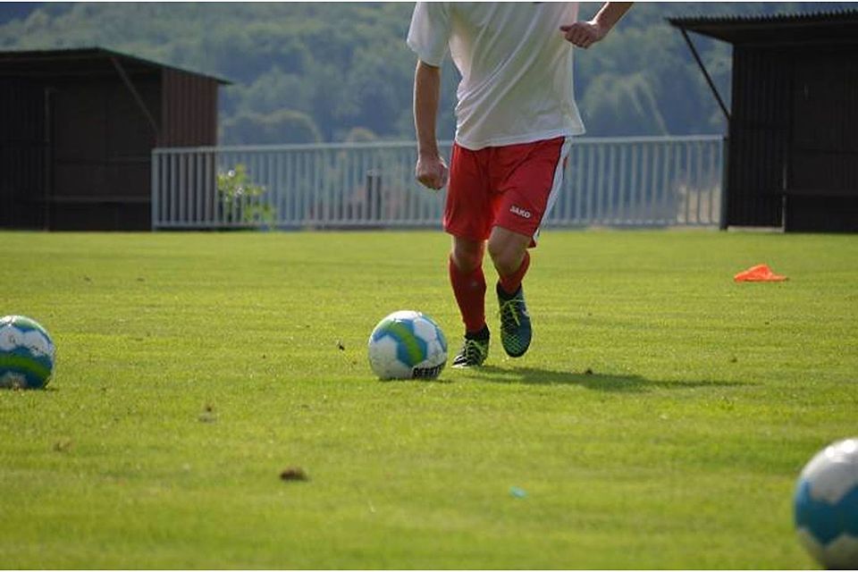 Zumindest kontaktloses Fußballtraining in Kleingruppen ist in manchen Regionen Bayerns bereits wieder erlaubt 