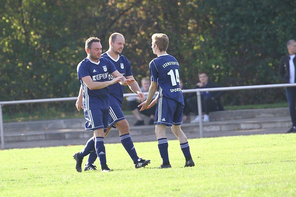 Siegtorschütze gegen den SuS Holzhausen: Ewald Gretschmann (links) wird von Ivan David Schlüter nach dem Tor zum 1:0 abgeklatscht.