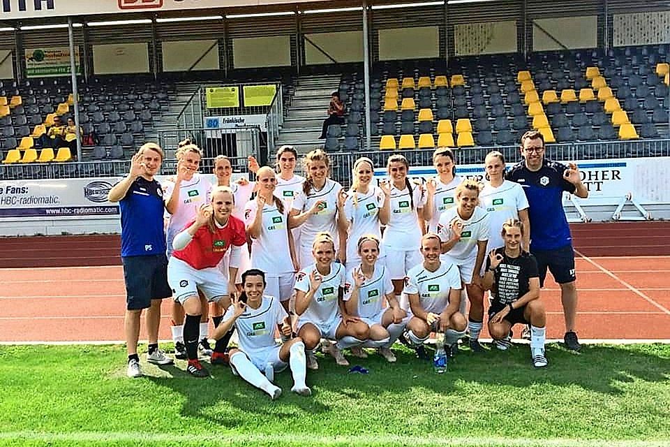 Nach dem ersten Sieg in der Regionalliga  – einem 3:0-Erfolg in Crailsheim – war die Freude bei den VfB-Frauen groß.
