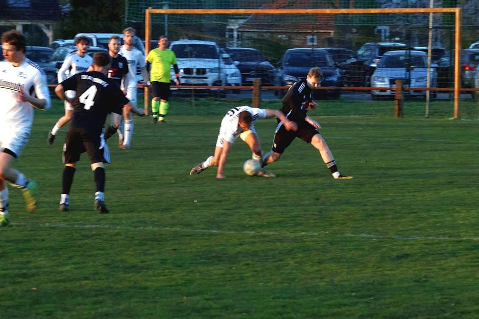 Tobias Plöger (re.) versucht, sich gegen Jan Sedlik (li.) durchzusetzen