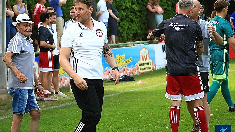 Jochen Walter (vorne) steht vor seiner neunten Saison als Cheftrainer von SVW Mainz.      