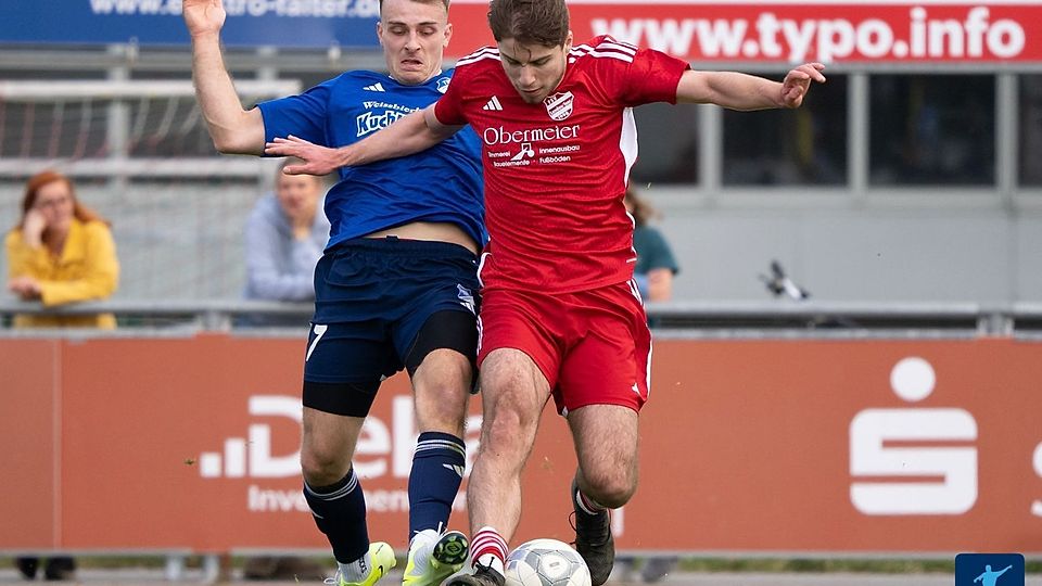 Der TSV Langquaid (blaues Trikot) setzte sich mit 2:0 beim Gastspiel in Landau an der Isar durch - und rangiert nun auf Platz fünf der Bezirksliga-West-Tabelle.