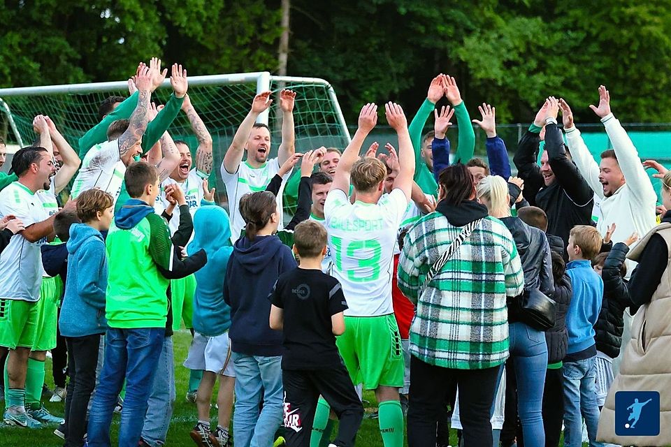 Jubel mit Fans, Freunden und Familien nach Abpfiff