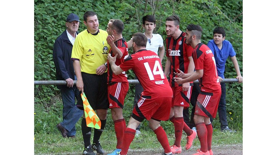 Bildunterschrift(en): 	Ihrem Unmut über einige strittige Entscheidungen der Unparteiischen verleihen die Spieler des TSC Zweibrücken deutlich Ausdruck. Foto: wille