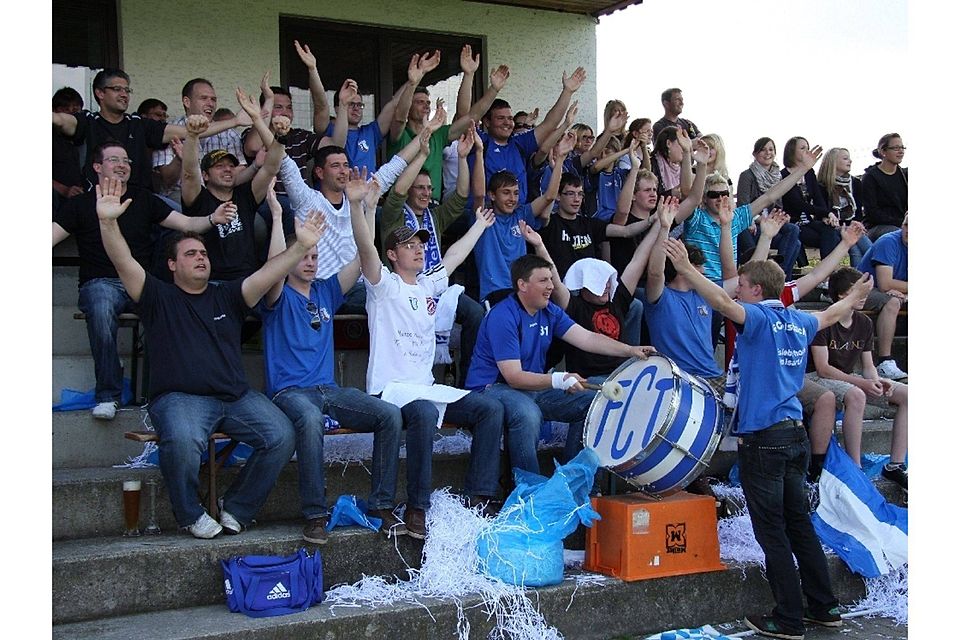 Die treuen Teisbacher Fans müssen den Abstieg in die Kreisliga verkraften  Foto:Simbeck