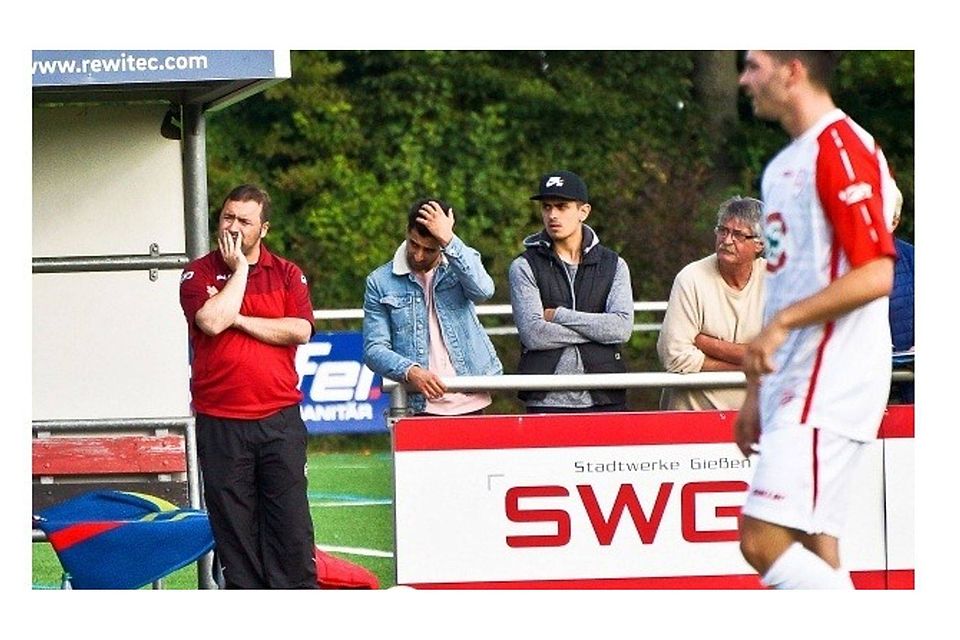 SC-Trainer Daniyel Bulut ist nach der 0:7-Abfuhr gegen Dreieich bedient. Foto: Bayer SC-Trainer Daniyel Bulut ist nach der 0:7-Abfuhr gegen Dreieich bedient. Foto: Bayer