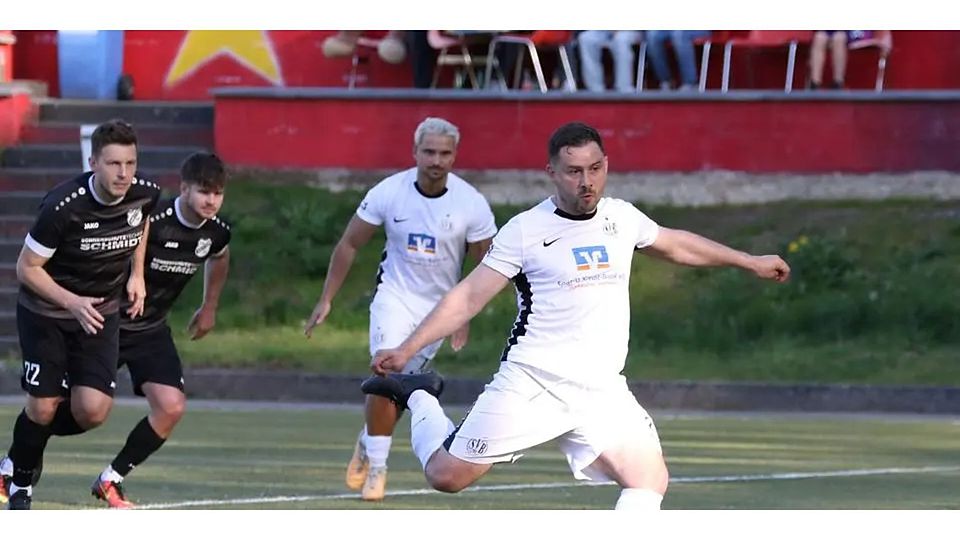 Ein altbekanntes Bild: Andreas Schoch vom SV Bauerbach trifft per doppeltem Elfmeter gegen den FSV Cappel. (Archivfoto) © Jens Schmidt
