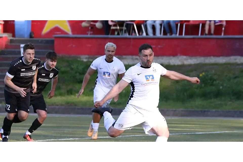 Ein altbekanntes Bild: Andreas Schoch vom SV Bauerbach trifft per doppeltem Elfmeter gegen den FSV Cappel. (Archivfoto) © Jens Schmidt Ein altbekanntes Bild: Andreas Schoch vom SV Bauerbach trifft per doppeltem Elfmeter gegen den FSV Cappel. (Archivfoto) © Jens Schmidt