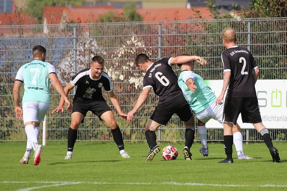 Im Landkreisderby zwischen Gebenhofen und Griesbeckerzell wurde um jeden Ball verbissen gekämpft. Hier versucht der Gebenhofener Stefan Hartl (am Ball), sich durchzusetzen.