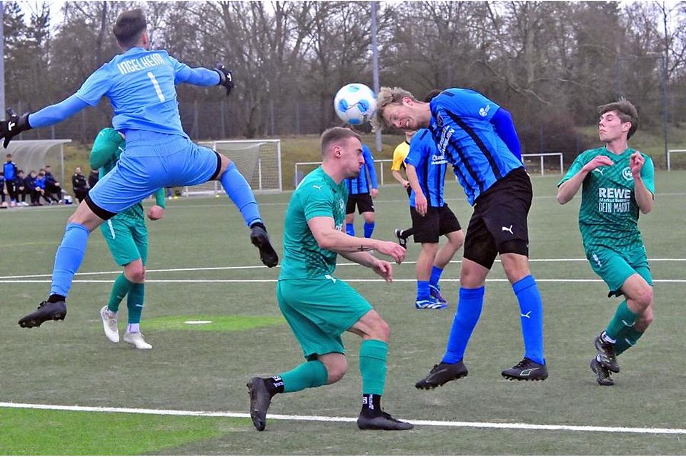 Torwart Fabian Brunner und Jannik Schmidt (beide Ingelheim) stellen sich dem Speyerer Kalle Benjamin Wunder entgegen. Foto: Schmidt Torwart Fabian Brunner und Jannik Schmidt (beide Ingelheim) stellen sich dem Speyerer Kalle Benjamin Wunder entgegen. Foto: Schmidt