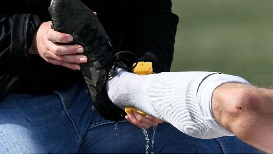 Nach einem Zweikampf das Wadenbein gebrochen, der SV Todtnau brach das Fußballspiel ab. | Symbolfoto: Patrick Seeger