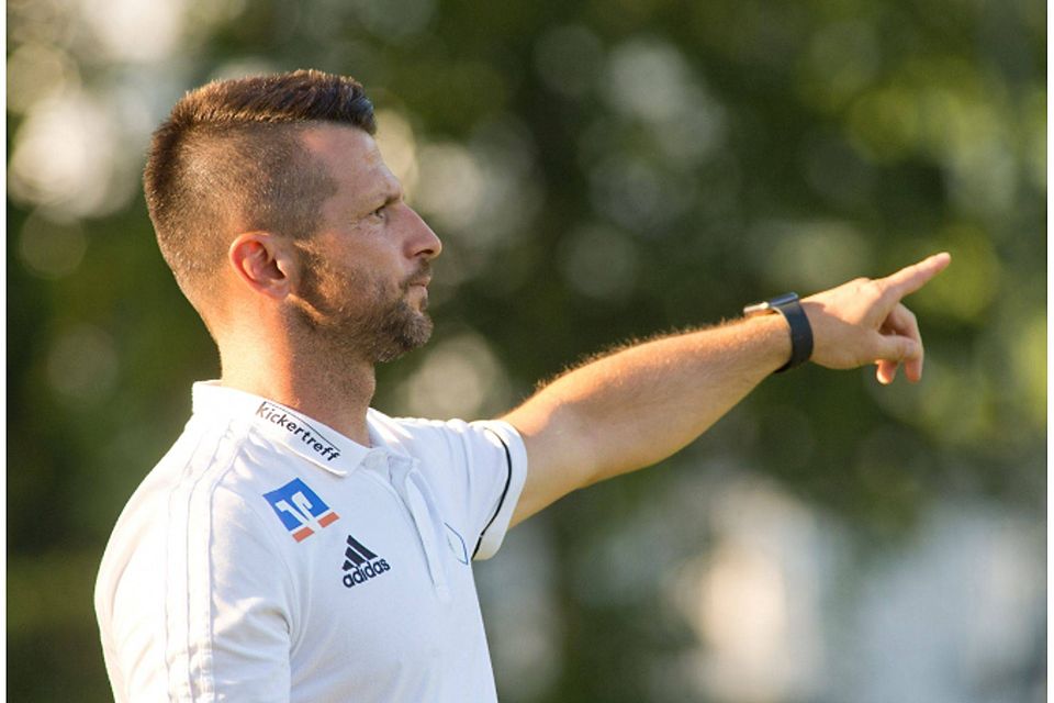 FC Ismaning-Coach Mijo Stijepic hadert trotz einem hohen Sieg gegen den SV Dornach mit seiner Mannschaft