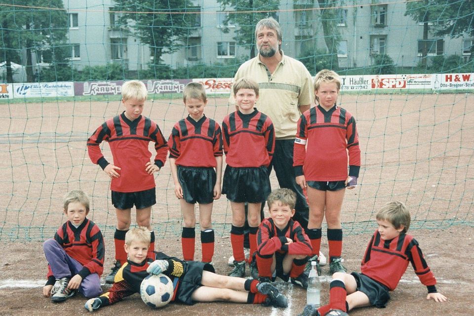 Der Torhüter liegt quer davor: So war das damals – Nils Fischer mit Ball mit Trainer Klaus Bentrup (TuS Eintracht Bielefeld).
