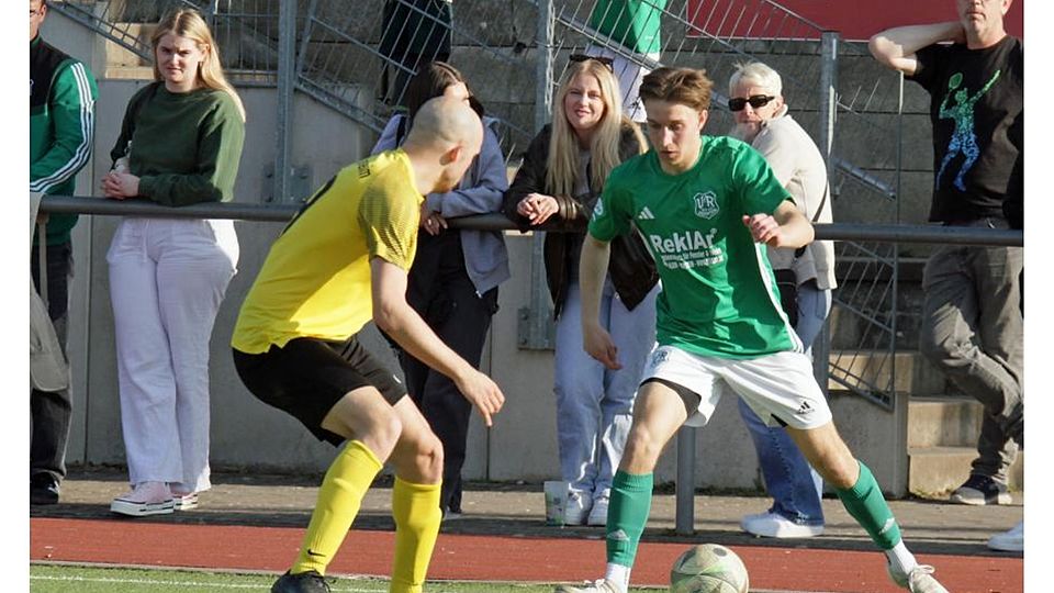 Zum Rheinfront-Derby VfR Nierstein gegen FSV Oppenheim kommt es in der ersten Runde des Verbandspokals. In der vergangenen Saison standen sich in der Bezirksliga der Niersteiner Dominik Takken (rechts) und der Oppenheimer Kossi Assogba gegenüber.	Foto: Jörg Henkel/hbz (Archiv)