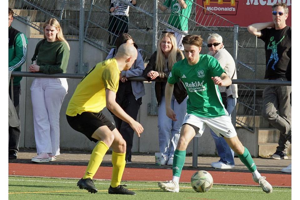 Zum Rheinfront-Derby VfR Nierstein gegen FSV Oppenheim kommt es in der ersten Runde des Verbandspokals. In der vergangenen Saison standen sich in der Bezirksliga der Niersteiner Dominik Takken (rechts) und der Oppenheimer Kossi Assogba gegenüber.	Foto: Jörg Henkel/hbz (Archiv)