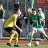 Zum Rheinfront-Derby VfR Nierstein gegen FSV Oppenheim kommt es in der ersten Runde des Verbandspokals. In der vergangenen Saison standen sich in der Bezirksliga der Niersteiner Dominik Takken (rechts) und der Oppenheimer Kossi Assogba gegenüber.	Foto: Jörg Henkel/hbz (Archiv)