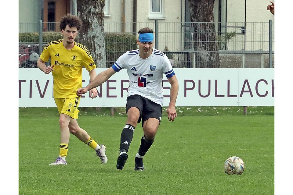 Gibt grünes Licht für einen Einsatz: Angreifer Maximilian Schwinghammer (r.).