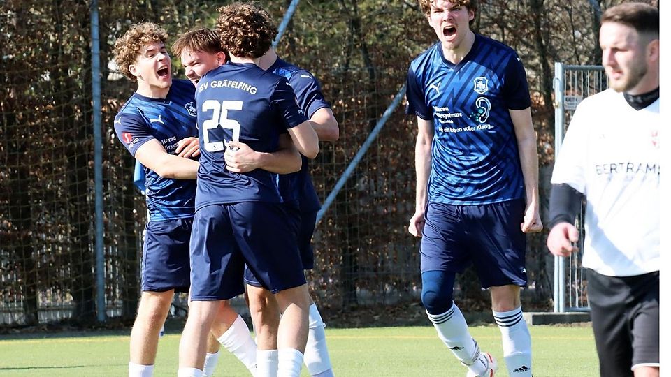 „Das war der Flaschenöffner“: Die Spieler des abstiegsbedrohten TSV Gräfelfing bejubeln das 1:0 von Johannes Münch (2.v.l.).