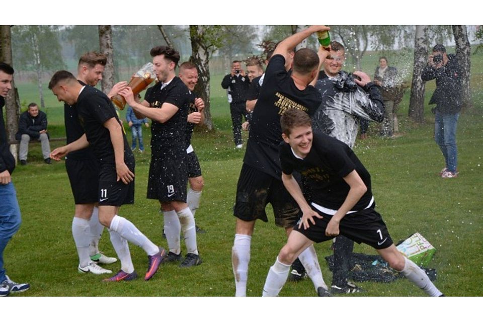 Die Fußballer der SG Hettersroth/Burgbracht begießen nach dem Sieg über Schotten II den Gewinn des Meistertitels in der Kreisliga A Büdingen.	Foto: erg
