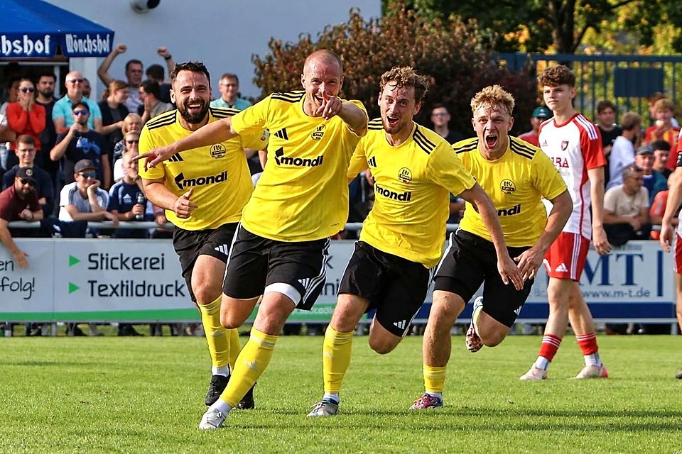 Pure Ekstase herrschte bei Mannschaft und Fans der SV Grafenwöhr, nachdem Johannes Renner (Zweiter von links) per Volleyschuss in den Torwinkel getroffen hatte. Der Treffer Marke „Tor des Jahres“ bedeutete das vorentscheidende 2:0 für den Ligaprimus gegen die SpVgg Trabitz.