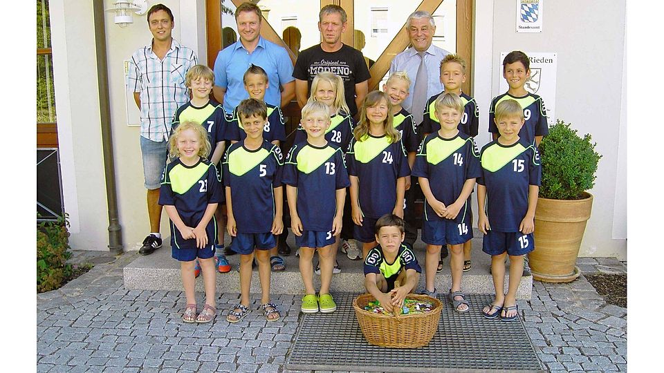 Die erfolgreichen F-Junioren des SV Vilshofen beim Empfang vor dem Rathaus. Foto: aml