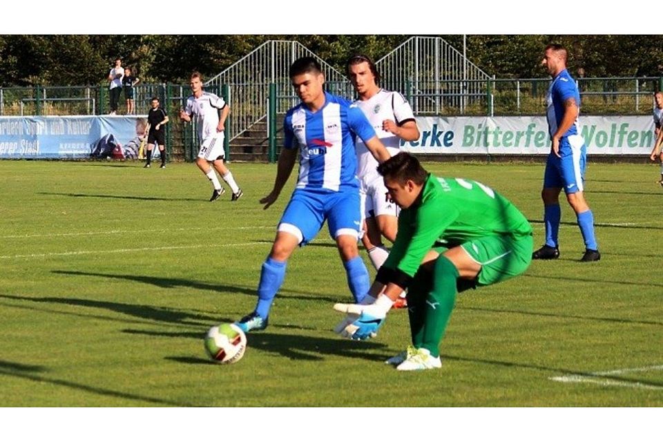 Kevin Elflein (in blau-weiß) fällt längere Zeit beim FC aus.               F: Holger Bär