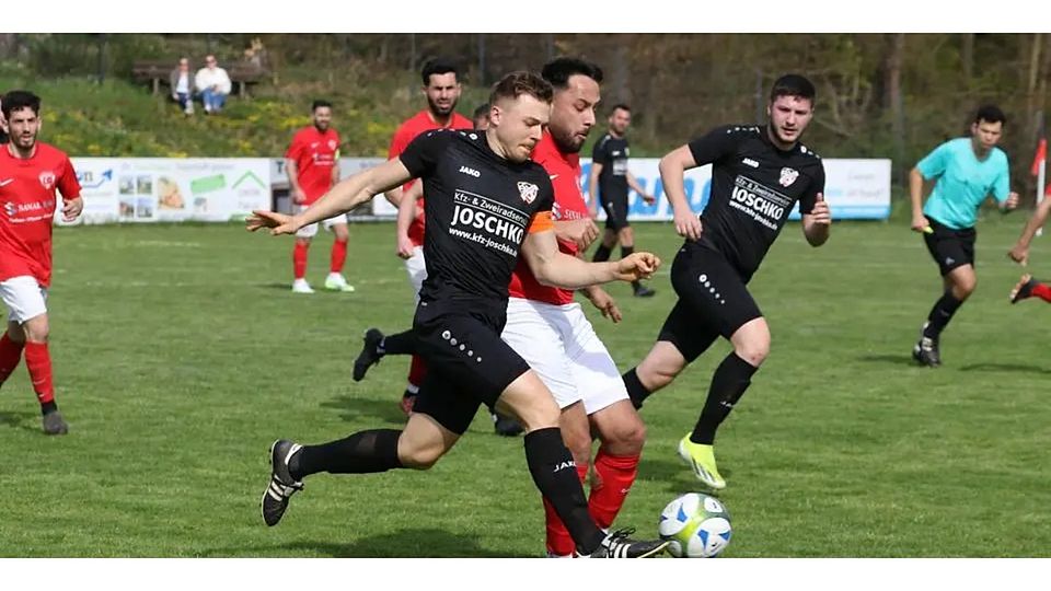 Philipp Pitzer (links) und Hamit Aktas lieferten sich in jüngster Vergangenheit mit Silberg/Eisenhausen und Türk Gücü stets ganz enge Duelle. Das dürfte am Sonntag auf dem neuen Kunstrasen am Hausberg nicht anders sein. © Jens Schmidt