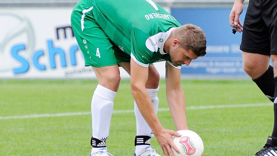 Ei letztes Mal legte sich Benjamin Hauke im Landsberger Trikot den Ball zurecht. Er verlässt den Bayernligisten in der Winterpause mit noch unbekanntem Ziel.  F.: Thorsten Jordan