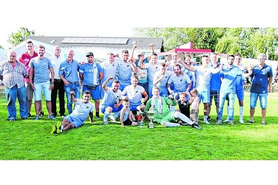Strahlende Sieger: Die Kicker der Weisweiler Fortuna gewannen die 22. Auflage des Blausteinsee-Cups. Fotos: Andreas Röchter
