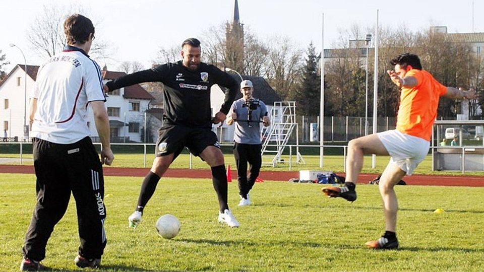 Ex-Nationaltorwart Tim Wiese spielt mit den Fußballern der Regens-Wagner-Mannschaft im „Eckle“. 	F.: Katrin Fischer