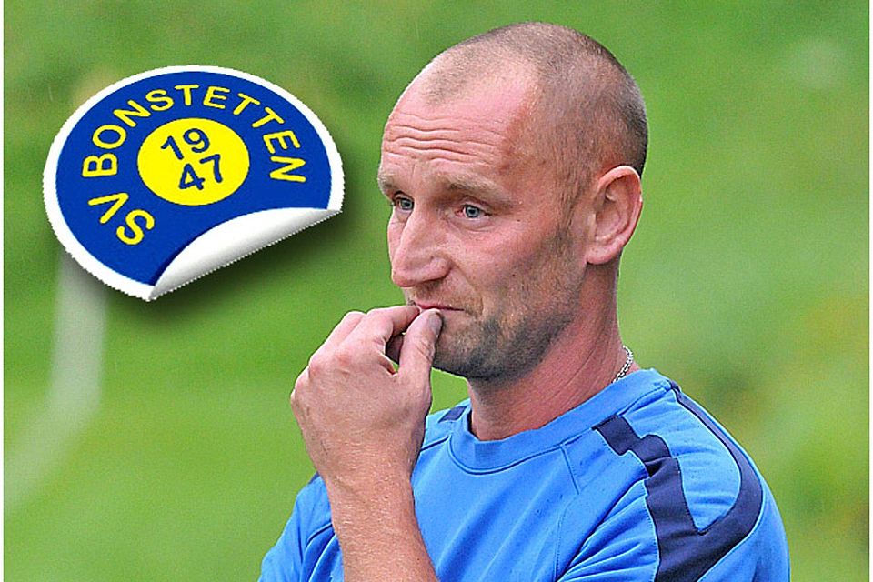 Bonstettens Spielertrainer Roland Fox lächelte gegen den TSV Meitingen II beim Stand von 0:2 einen Elfmeter weg.  Foto: Andreas Lode