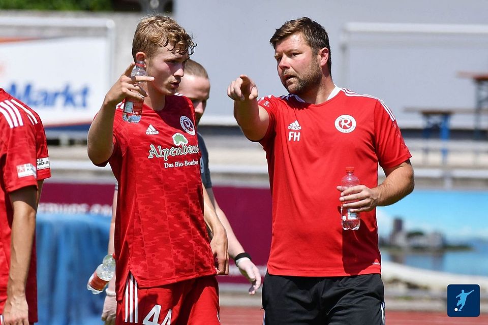 Gibt die Richtung vor und möchte endlich wieder die vollen Punkte im eigenen Stadion behalten: Rosenheim-Coach Florian Heller (rechts).
