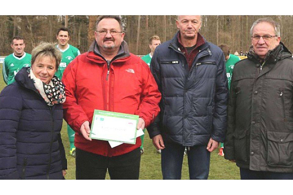 Im Mai vergangenen Jahres wurde Eberhard Reichert (2. von links) für sein ehrenamtliches Engagement  in den DFB-Club 100 aufgenommen Foto (Archiv): Priestersbach