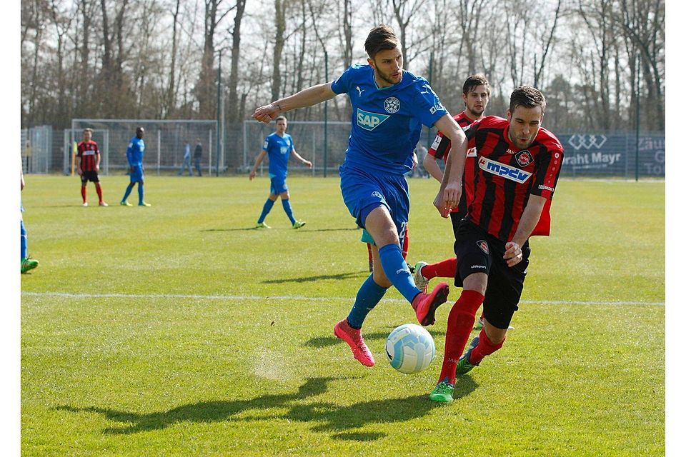 Dejan Bozic (blau) und der FCA empfangen am Freitag Homburg. F: Pfeifer